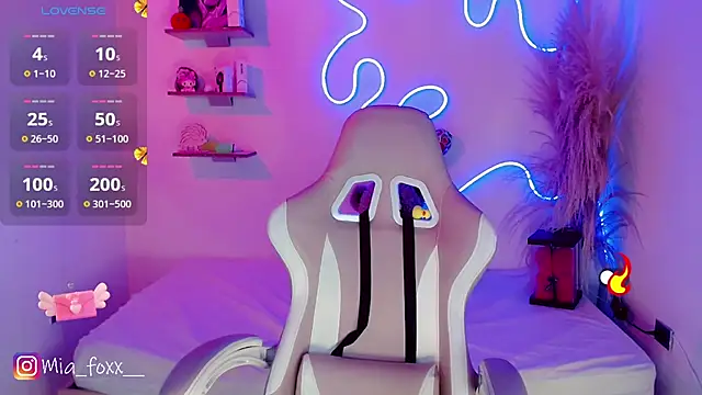 Mia foxx  online show from March 2025 09:10:02 PM