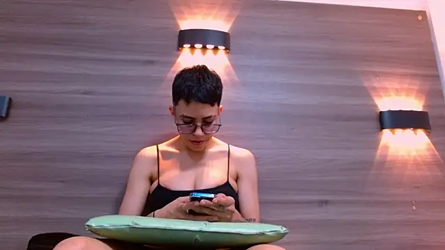Snapshot of Cutie_Shy_ chatting on February 2025 07:19:02 PM Cutie Shy online show from February 2025 07:19:02 PM