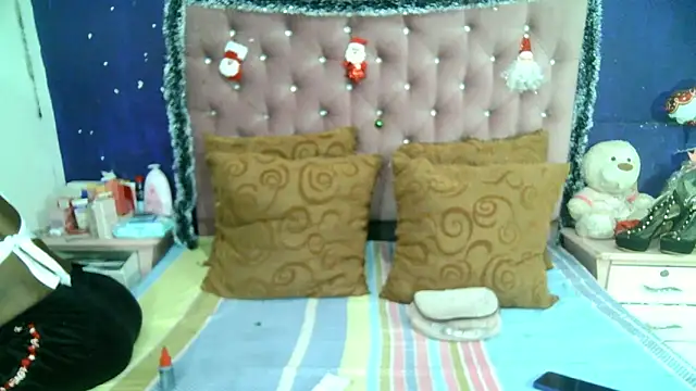 Snapshot of ValeriaTsx chatting on December 2025 12:45:01 PM ValeriaTsx online show from December 2025 12:45:01 PM