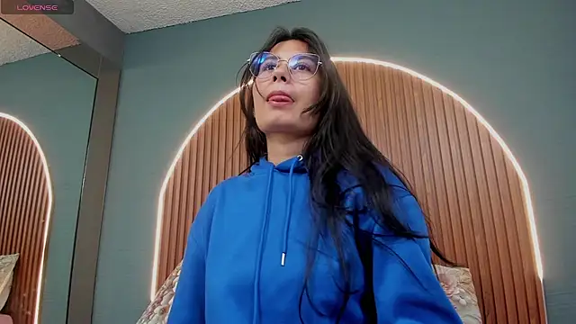 NayeCloud online show from November 2025 03:39:01 AM