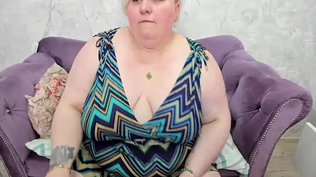 Snapshot of fashiona chatting on February 2025 10:48:02 AM fashiona online show from February 2025 10:48:02 AM