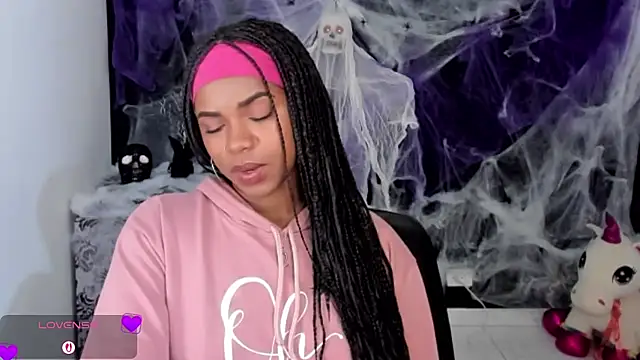 Snapshot of Marce_22 chatting on October 2025 04:10:02 AM Marce 22 online show from October 2025 04:10:02 AM