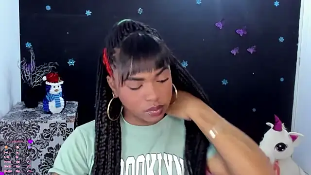 Snapshot of Marce_22 chatting on November 2025 10:37:01 PM Marce 22 online show from November 2025 10:37:01 PM