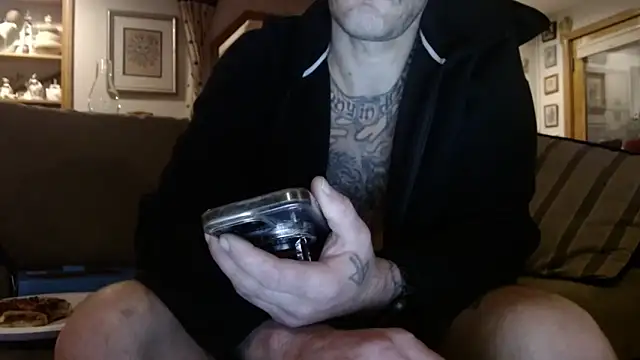 Snapshot of UnCuTupTheBuTT chatting on October 2025 04:25:02 AM UnCuTupTheBuTT online show from October 2025 04:25:02 AM