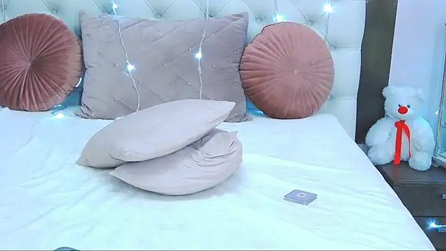 Snapshot of VioletUmi chatting on December 2024 04:29:02 PM VioletUmi online show from December 2024 04:29:02 PM