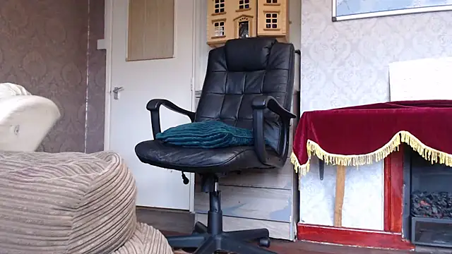 Snapshot of MrStraightDik chatting on November 2025 12:37:02 PM MrStraightDik online show from November 2025 12:37:02 PM