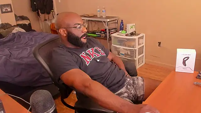 Snapshot of MrChuckDailyXXX chatting on January 2025 04:11:02 PM MrChuckDailyXXX online show from January 2025 04:11:02 PM