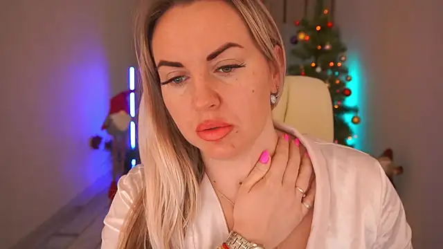 Snapshot of KiraCandyS chatting on December 2024 02:21:02 AM KiraCandyS online show from December 2024 02:21:02 AM