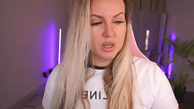 Snapshot of KiraCandyS chatting on January 2025 08:56:01 PM KiraCandyS online show from January 2025 08:56:01 PM
