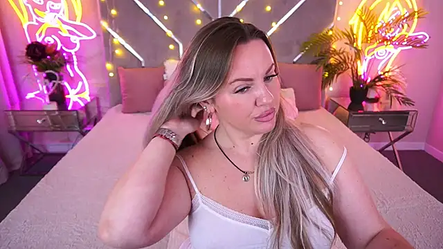 KiraCandyS online show from April 2026 07:44:01 PM