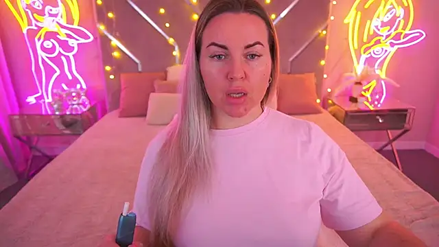 KiraCandyS online show from May 2026 07:08:02 PM