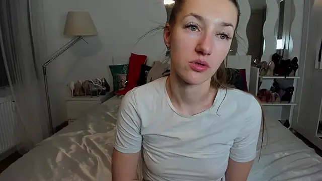 Snapshot of KateRedgar chatting on March 2025 11:53:02 PM KateRedgar online show from March 2025 11:53:02 PM