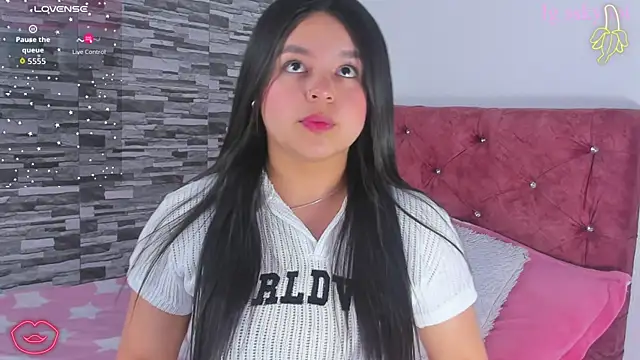 Snapshot of skyhotgirll chatting on October 2025 04:31:02 AM skyhotgirll online show from October 2025 04:31:02 AM