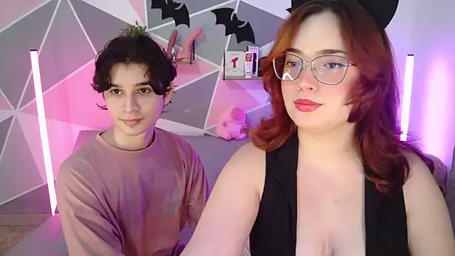 Snapshot of AndrewAnndCherry chatting on October 2025 12:33:02 AM AndrewAnndCherry online show from October 2025 12:33:02 AM