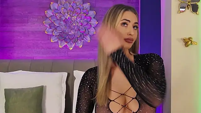 LoraDevine online show from April 2026 07:53:02 PM