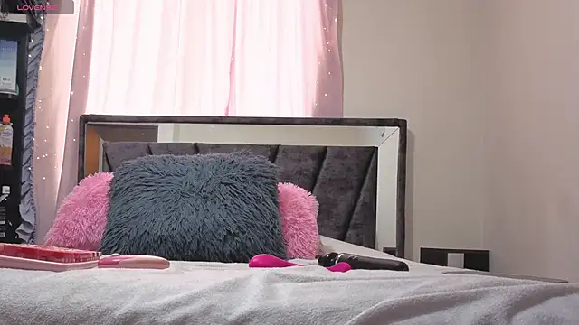 Hotsamantamature online show from November 2025 06:29:02 PM