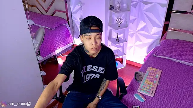 Jonesliam23 online show from May 2026 07:22:02 PM