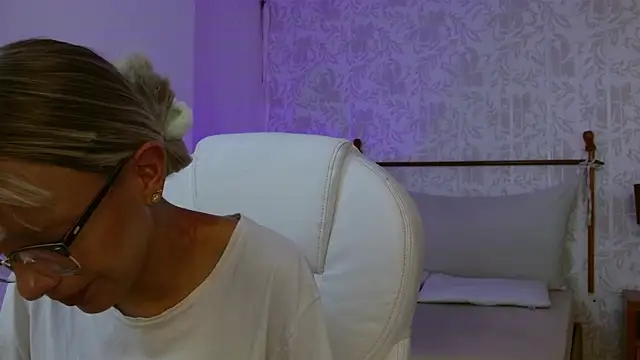 peyton golden1 online show from November 2025 03:43:02 AM