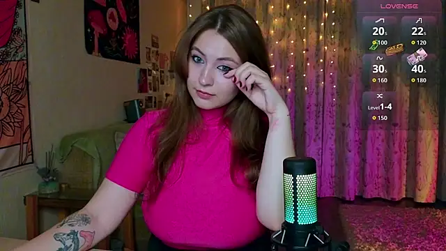 Snapshot of LisaCase chatting on September 2025 12:32:01 PM LisaCase online show from September 2025 12:32:01 PM