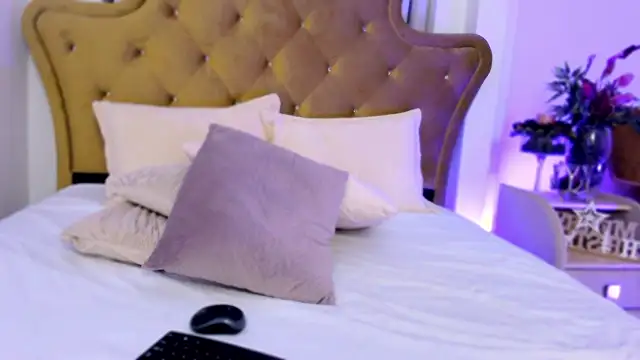 Snapshot of beauty_luna18 chatting on December 2024 06:31:02 PM beauty luna18 online show from December 2024 06:31:02 PM