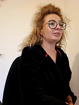 Selenna emma online show from October 2025 01:39:02 PM