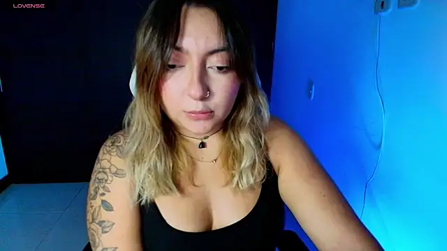 Snapshot of miaawild chatting on December 2025 12:14:02 PM miaawild online show from December 2025 12:14:02 PM