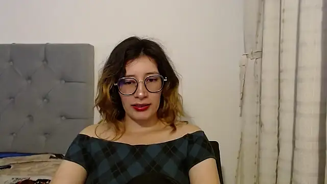 Snapshot of mariana124- chatting on December 2024 05:11:01 PM mariana124- online show from December 2024 05:11:01 PM