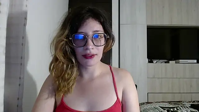 Snapshot of mariana124- chatting on December 2024 10:45:01 PM mariana124- online show from December 2024 10:45:01 PM