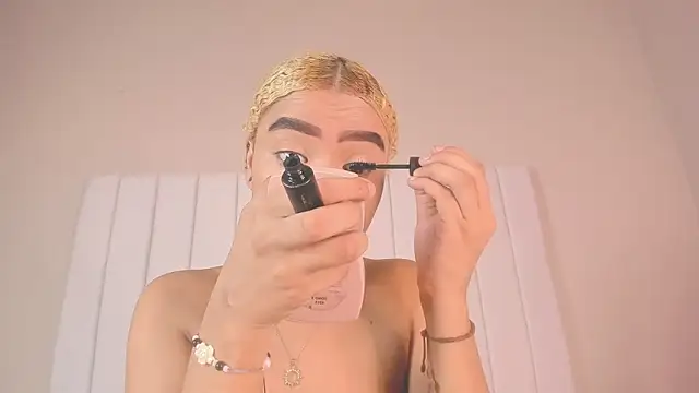 Snapshot of julieta_flower chatting on February 2025 02:06:02 PM julieta flower online show from February 2025 02:06:02 PM