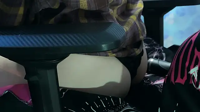 Snapshot of KiraLiLime chatting on March 2025 11:45:02 AM KiraLiLime online show from March 2025 11:45:02 AM