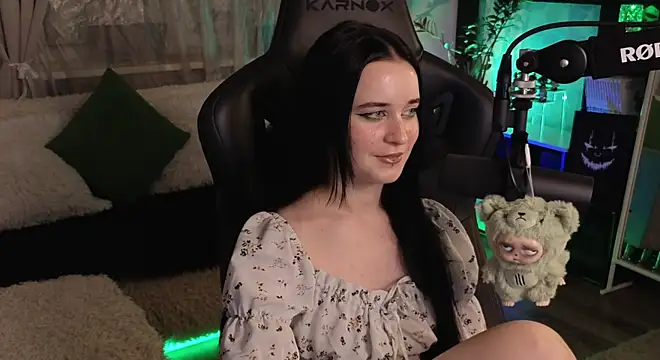 Snapshot of KiraLiLime chatting on November 2025 10:20:02 PM KiraLiLime online show from November 2025 10:20:02 PM