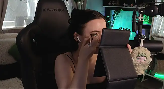 Snapshot of KiraLiLime chatting on November 2025 10:54:02 AM KiraLiLime online show from November 2025 10:54:02 AM