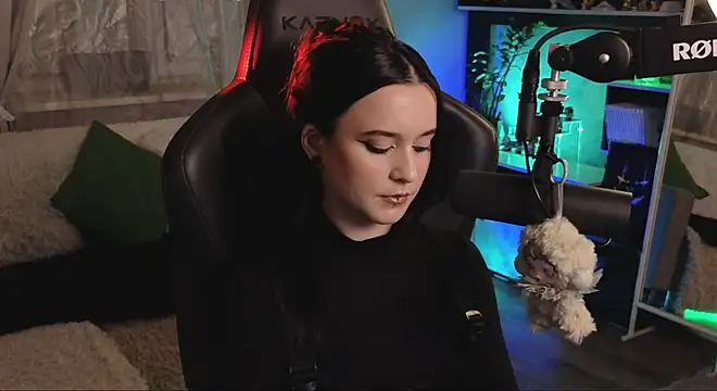 Snapshot of KiraLiLime chatting on November 2025 04:31:02 PM KiraLiLime online show from November 2025 04:31:02 PM