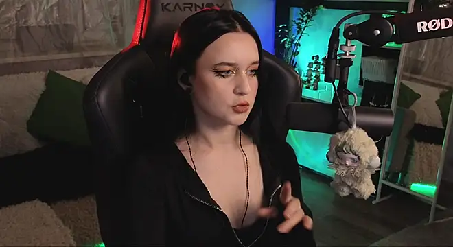 Snapshot of KiraLiLime chatting on November 2025 06:22:02 PM KiraLiLime online show from November 2025 06:22:02 PM