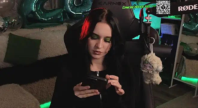 Snapshot of KiraLiLime chatting on December 2025 07:21:01 PM KiraLiLime online show from December 2025 07:21:01 PM