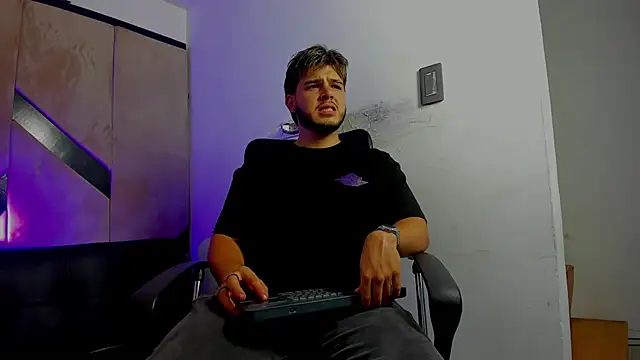 Snapshot of danielclarton1 chatting on October 2025 02:33:01 AM danielclarton1 online show from October 2025 02:33:01 AM