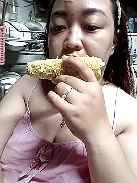 Snapshot of VyOanh2K chatting on September 2025 12:41:02 PM VyOanh2K online show from September 2025 12:41:02 PM