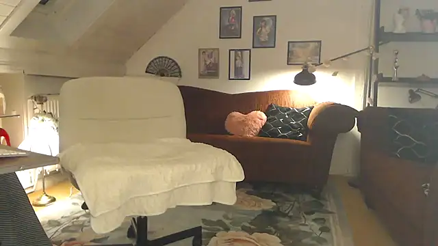 Snapshot of GinaBlonde chatting on November 2025 04:36:01 PM GinaBlonde online show from November 2025 04:36:01 PM