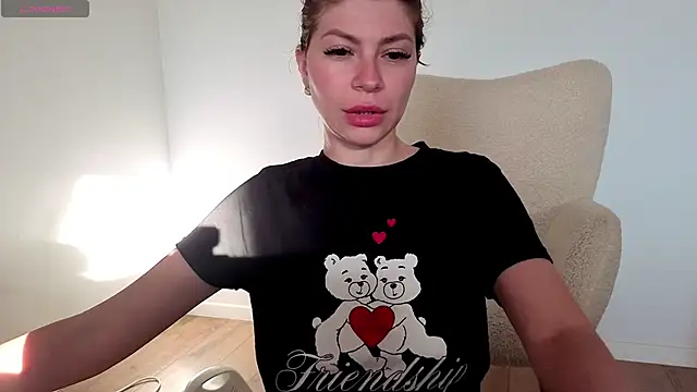 Jullyenn3 online show from May 2026 05:20:01 PM
