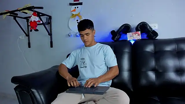 Snapshot of Rob_saenz_ chatting on December 2024 02:22:01 PM Rob saenz online show from December 2024 02:22:01 PM