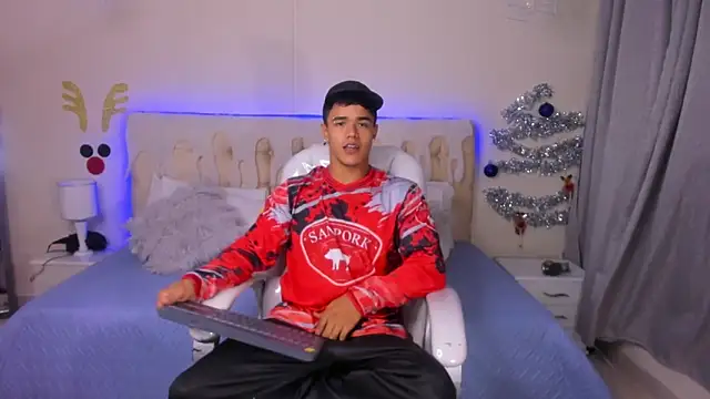 Snapshot of Rob_saenz_ chatting on December 2024 09:58:02 PM Rob saenz online show from December 2024 09:58:02 PM