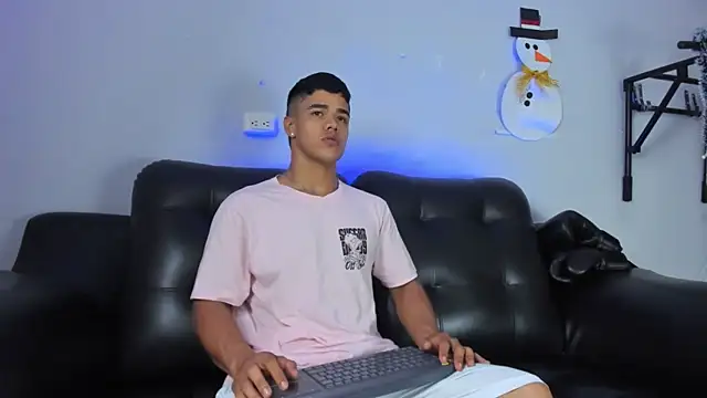 Snapshot of Rob_saenz_ chatting on December 2024 01:43:02 PM Rob saenz online show from December 2024 01:43:02 PM