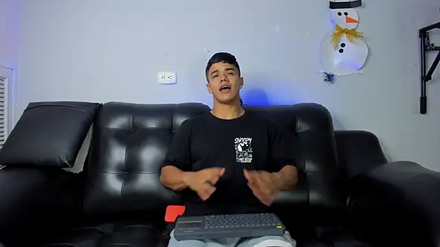 Snapshot of Rob_saenz_ chatting on December 2024 02:01:01 PM Rob saenz online show from December 2024 02:01:01 PM