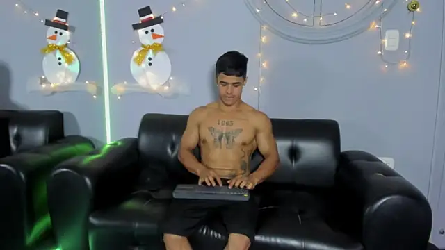 Snapshot of Rob_saenz_ chatting on December 2024 10:59:02 PM Rob saenz online show from December 2024 10:59:02 PM