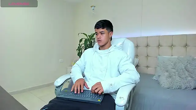 Snapshot of Rob_saenz_ chatting on February 2025 03:22:01 AM Rob saenz online show from February 2025 03:22:01 AM