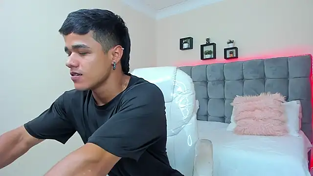 Snapshot of Rob_saenz_ chatting on February 2025 07:49:01 PM Rob saenz online show from February 2025 07:49:01 PM