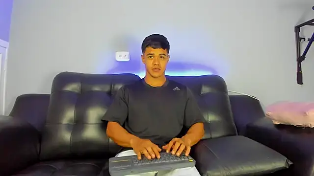 Snapshot of Rob_saenz_ chatting on March 2025 01:32:02 PM Rob saenz online show from March 2025 01:32:02 PM