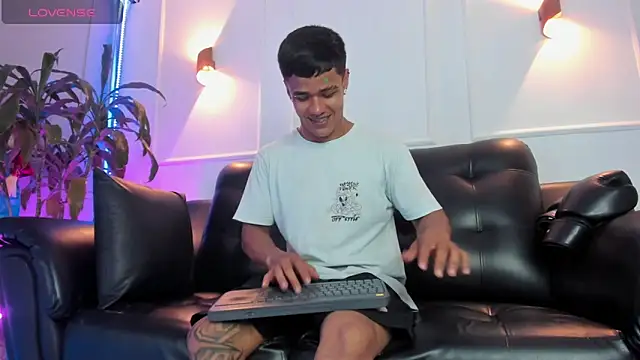 Snapshot of Rob_saenz_ chatting on October 2025 03:58:01 PM Rob saenz online show from October 2025 03:58:01 PM