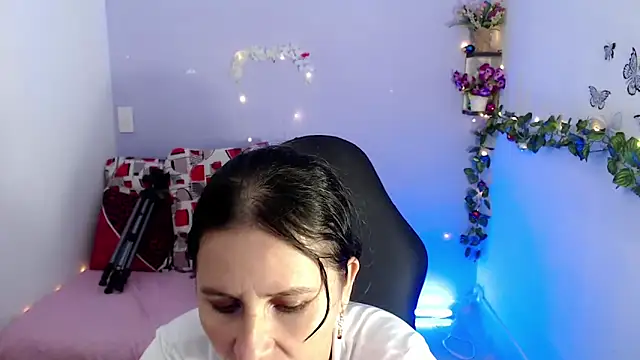 Snapshot of victoria_jones chatting on January 2025 06:33:02 PM victoria jones online show from January 2025 06:33:02 PM