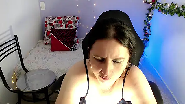 Snapshot of victoria_jones chatting on February 2025 06:49:02 PM victoria jones online show from February 2025 06:49:02 PM
